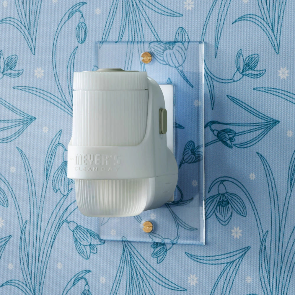 Plug-In Oil Warmer With Refill - Snowdrop