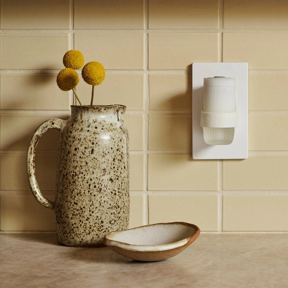 Plug-In Oil Warmer With Refill - Snowdrop